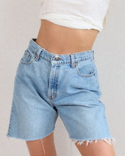 Load image into Gallery viewer, Vintage Levi&#39;s 560 Cutoffs