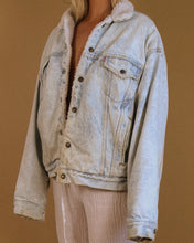 Load image into Gallery viewer, Vintage Light Wash Levi&#39;s Sherpa Denim Jacket