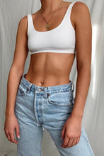 Load image into Gallery viewer, Vintage Levi&#39;s 501 (26-28)