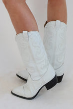Load image into Gallery viewer, Vintage White Cowboy Boots